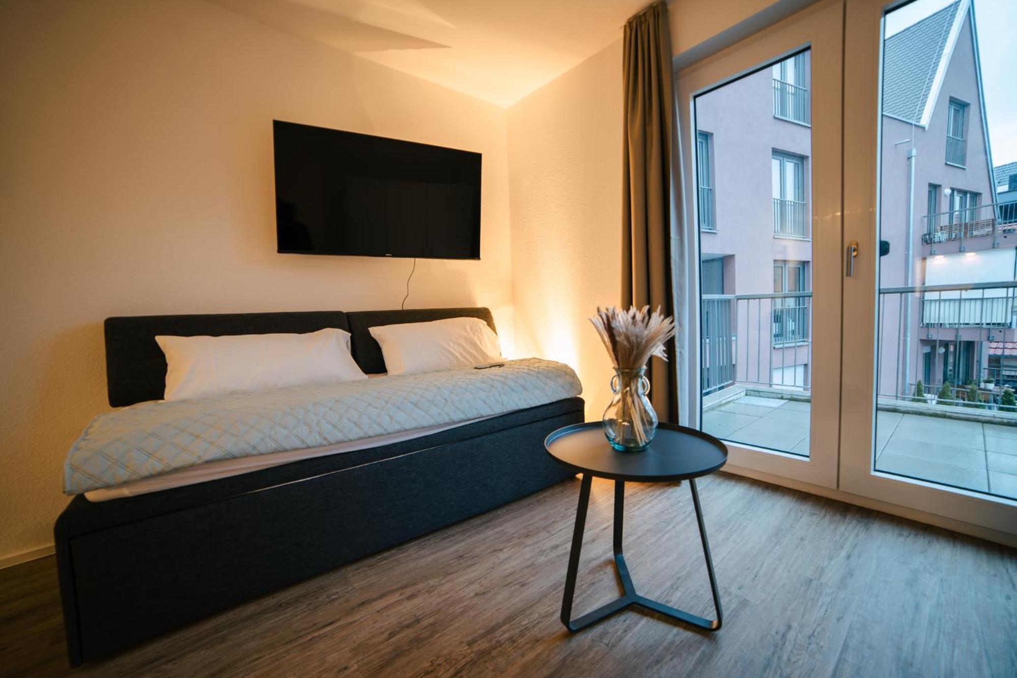 Zentrahome - Balkon Outlet Zentral Smarttv Business Metzingen  Extérieur photo
